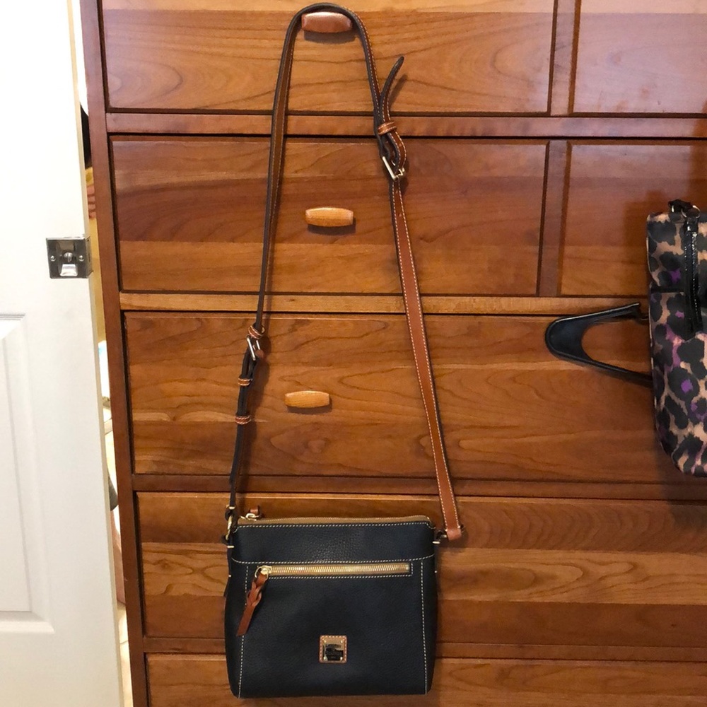 NWOT black Dooney and Bourke crossbody.